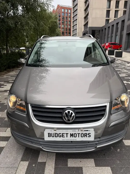 Volkswagen Touran 2010 photo 2