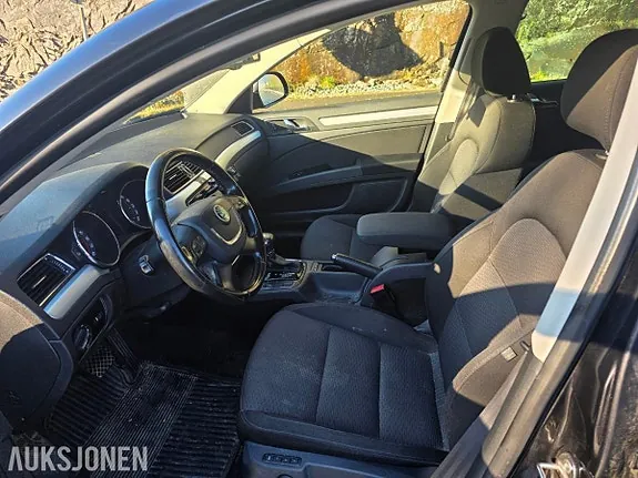 Skoda Superb 2011 photo 5