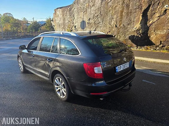 Skoda Superb 2011 photo 4