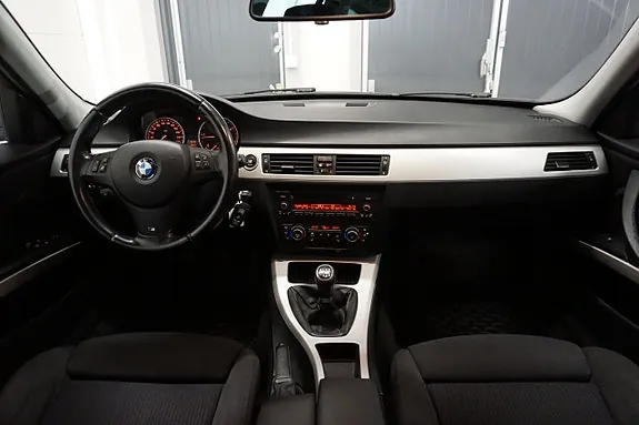 BMW 318D 2012 photo 2