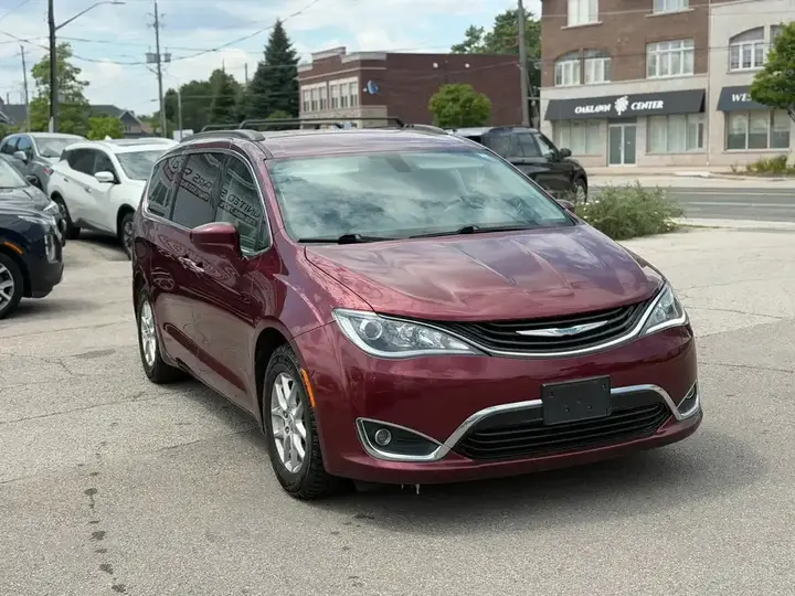 Chrysler Pacifica 2018 photo 3