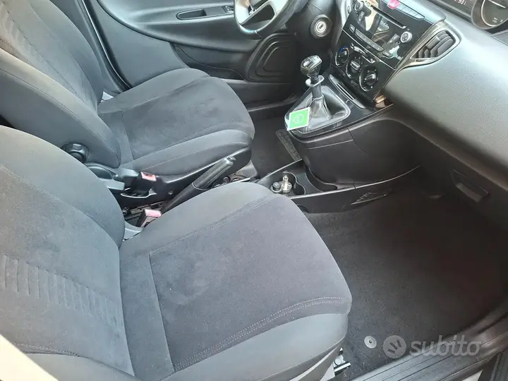 Lancia Ypsilon 2013 photo 2