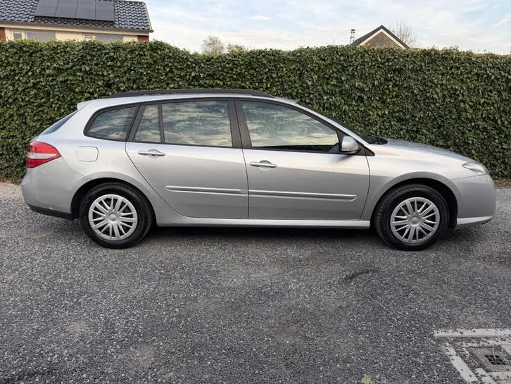 Renault Laguna 2010 photo 2