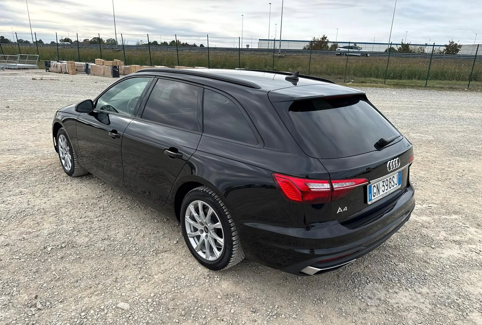 Audi A4 2023 photo 2