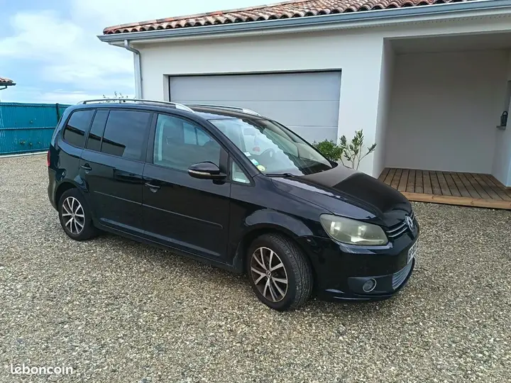 Volkswagen Touran 2011 photo 3