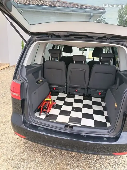 Volkswagen Touran 2011 photo 2