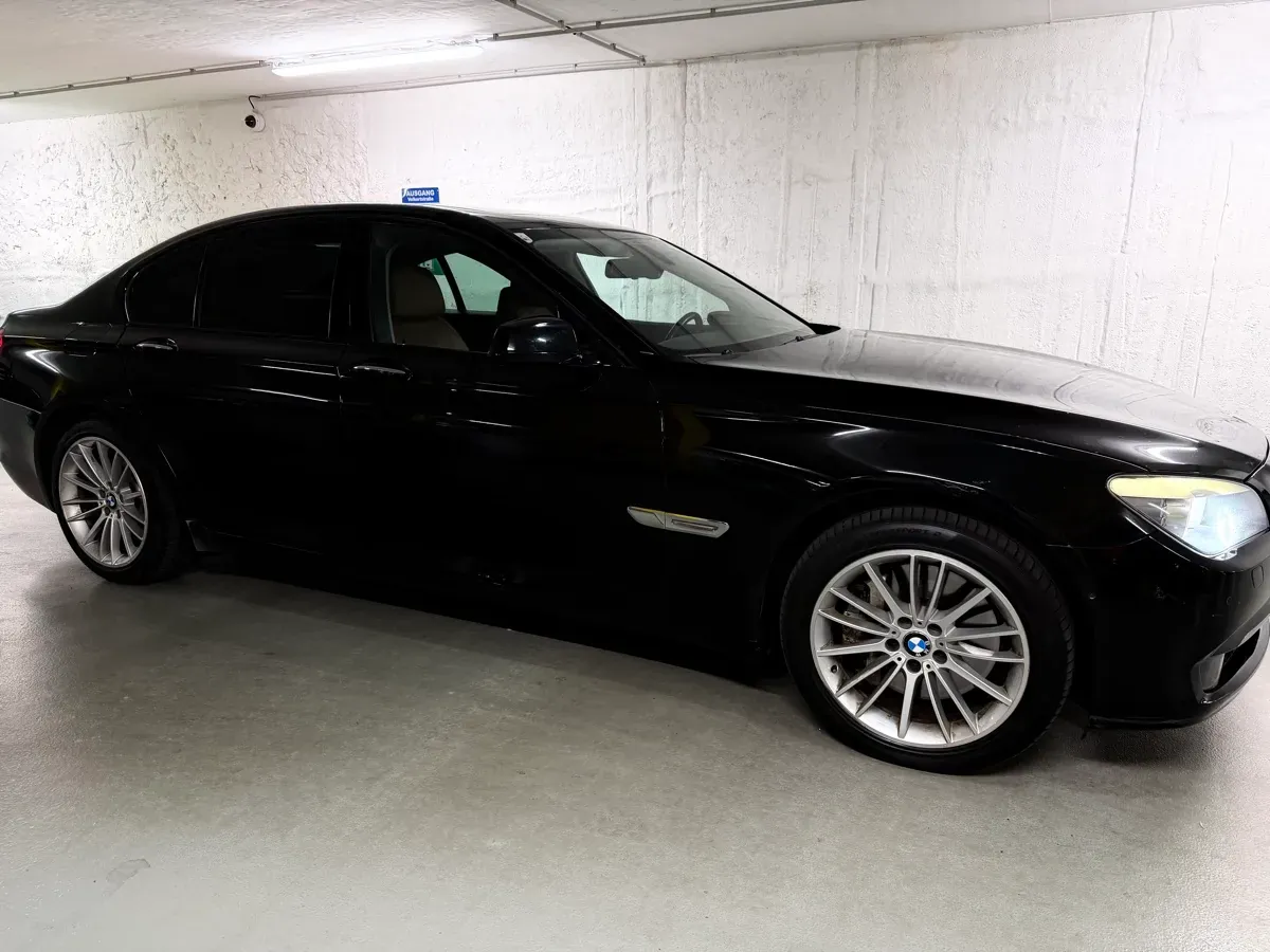 BMW 7 Series 2009 photo 2