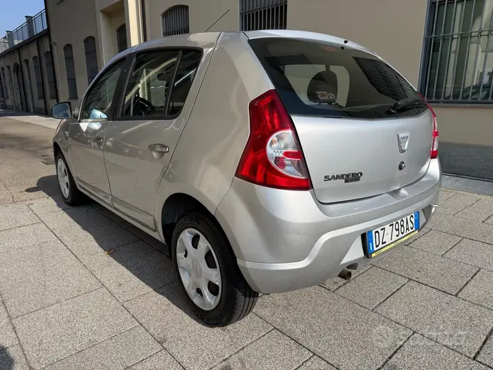 Dacia Sandero 2010 photo 3