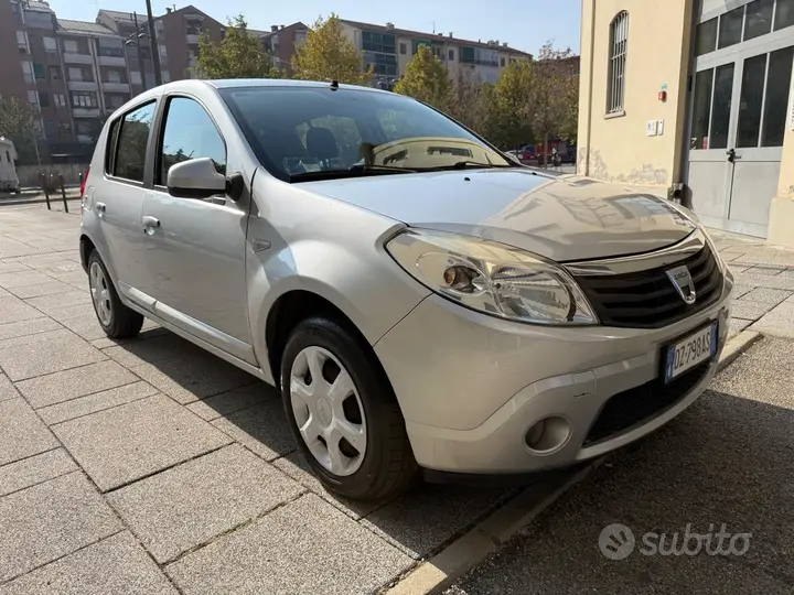 Dacia Sandero 2010 photo 2