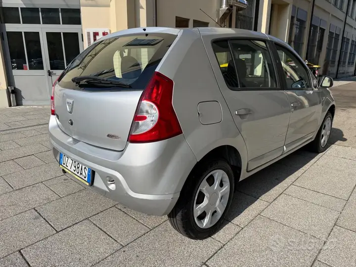 Dacia Sandero 2010 photo 4