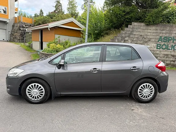 Toyota Auris 2011 photo 2