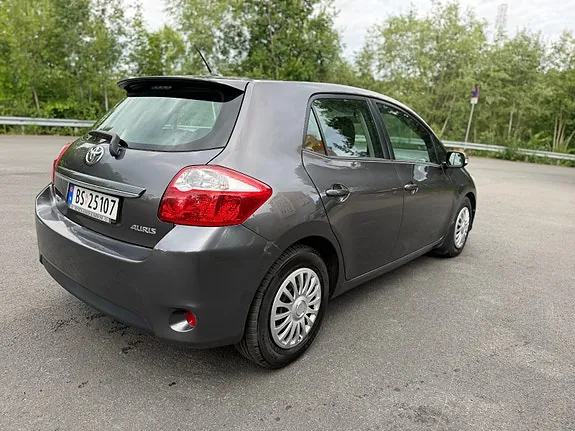 Toyota Auris 2011 photo 5