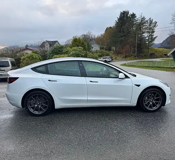 Tesla Model 3 2021 photo 2