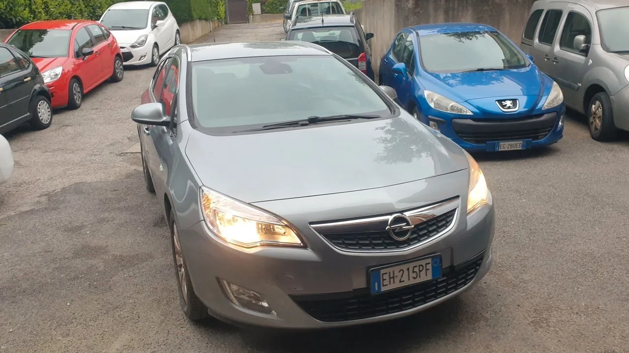 Opel Astra 2011 photo 2