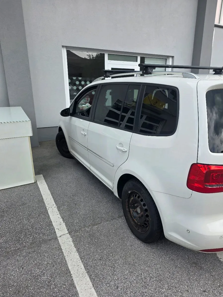 Volkswagen Touran 2011 photo 3