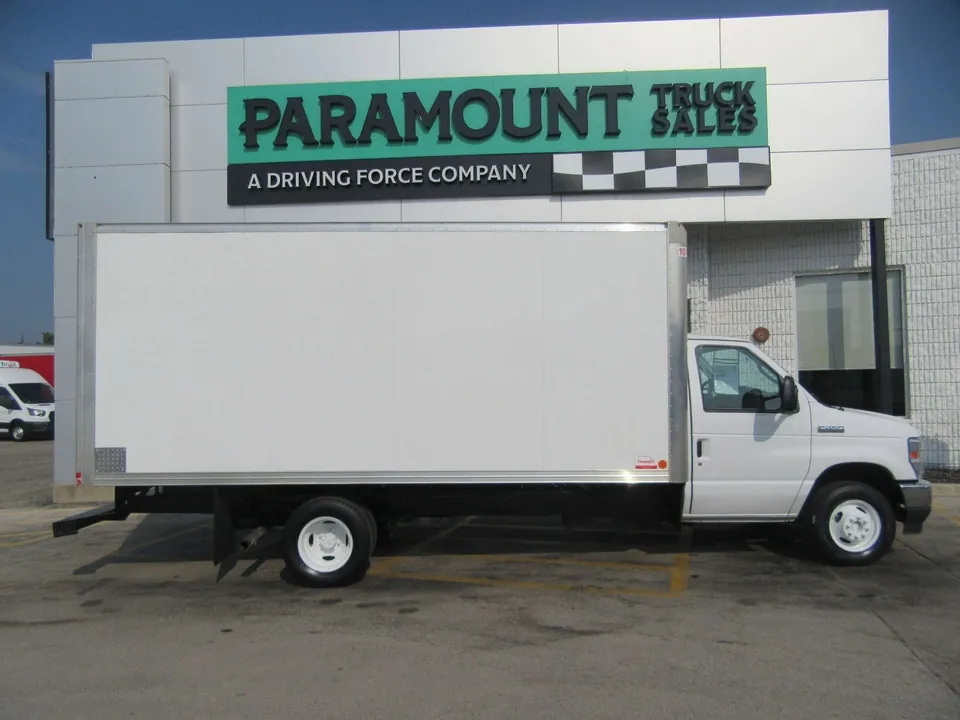 Ford E-450 2022 photo 2