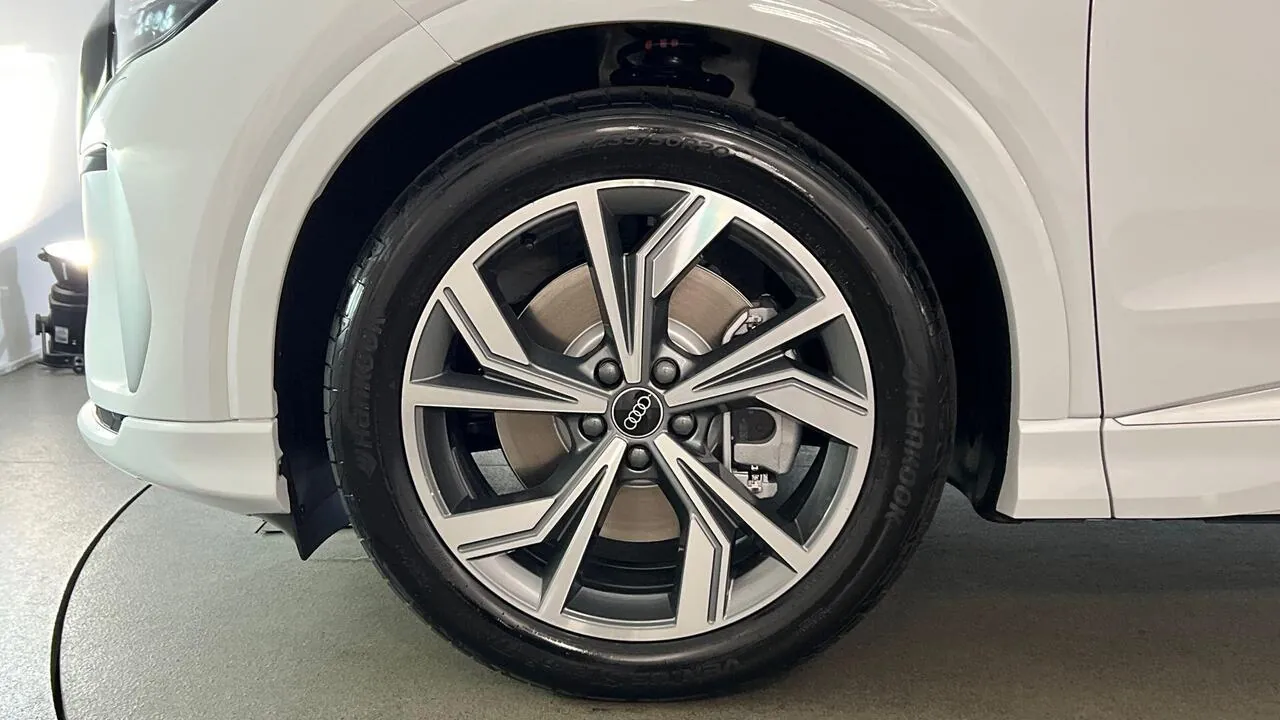 Audi E-Tron photo 5