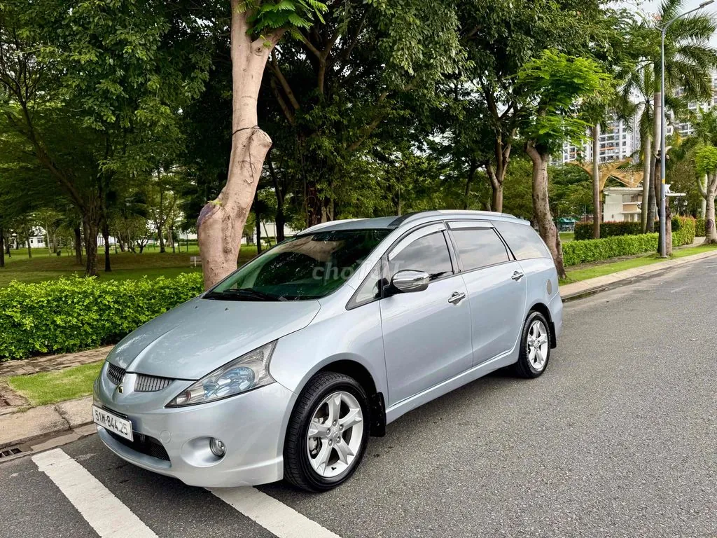 Mitsubishi Grandis 2009 photo 3