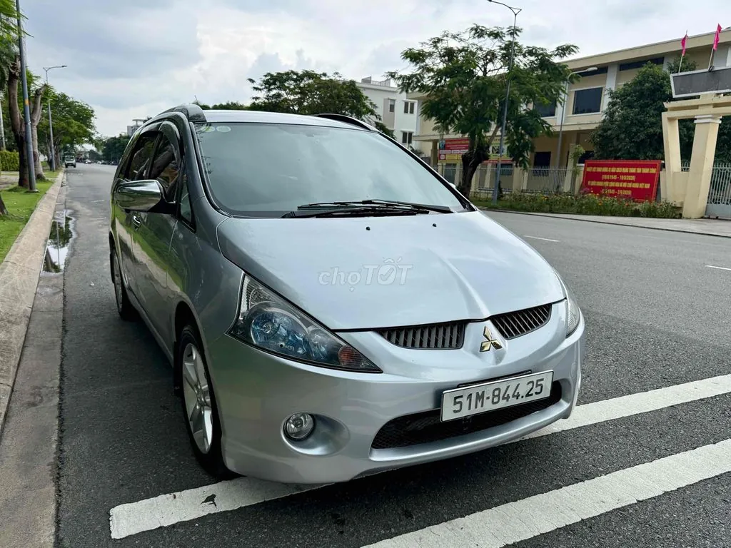 Mitsubishi Grandis 2009 photo 2