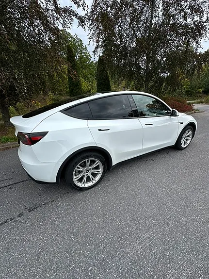 Tesla Model Y 2023 photo 2