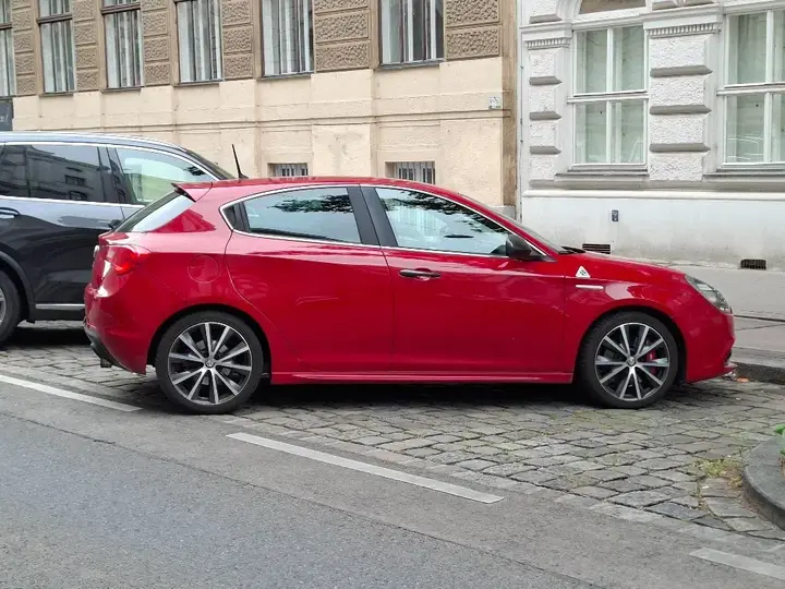 Alfa Romeo Giulietta 2014 photo 2