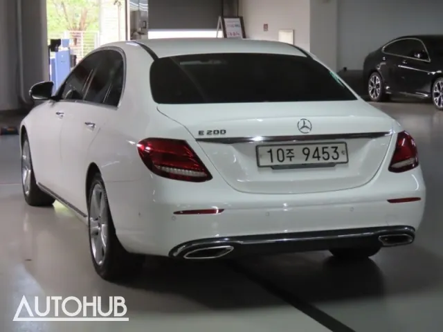 Mercedes-Benz E-Class photo 4