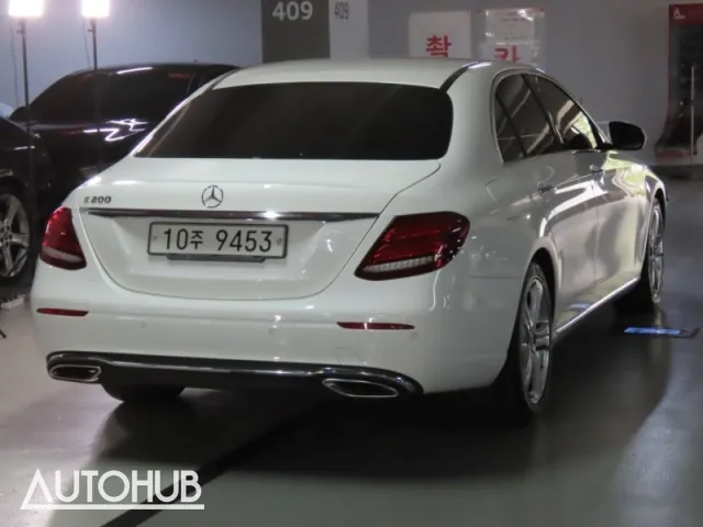 Mercedes-Benz E-Class photo 3