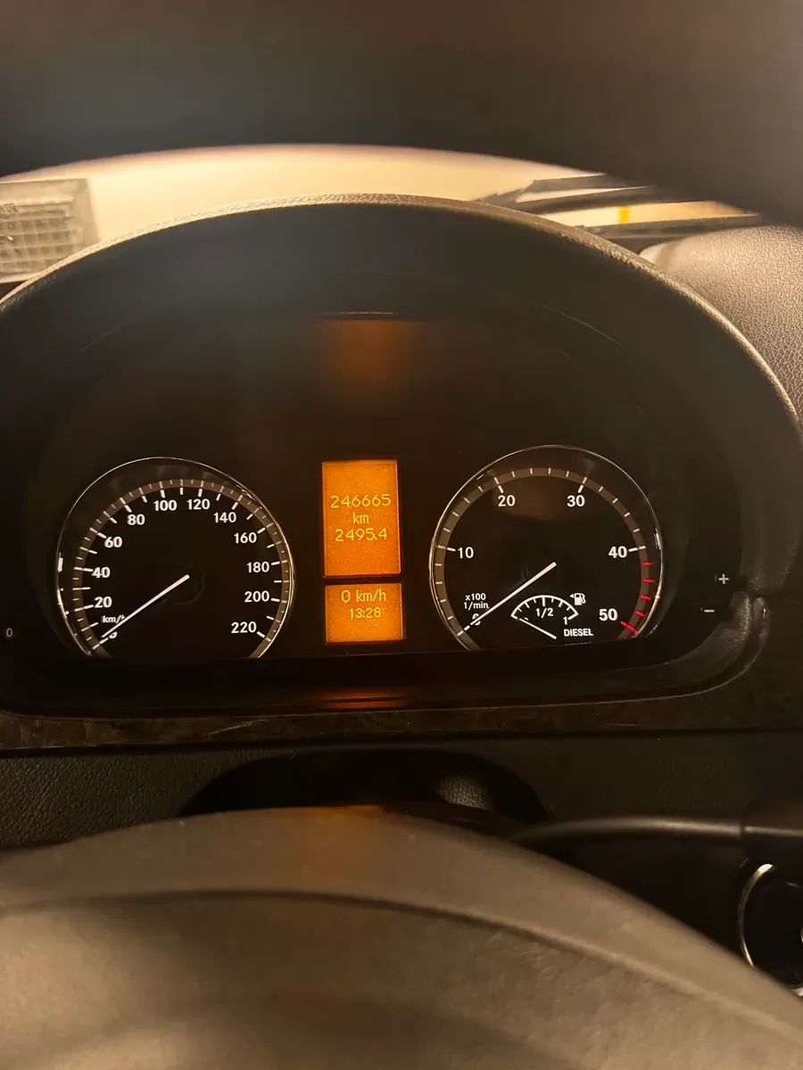 Mercedes-Benz Viano 2011 photo 2