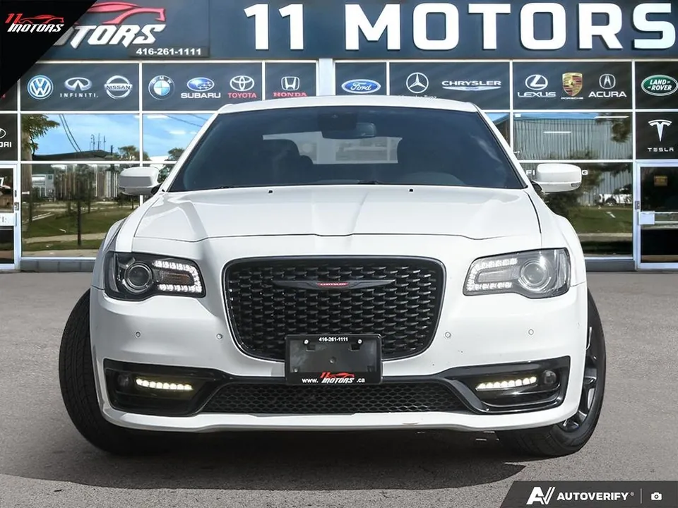 Chrysler 300 2022 photo 2