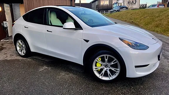 Tesla Model Y 2023 photo 3