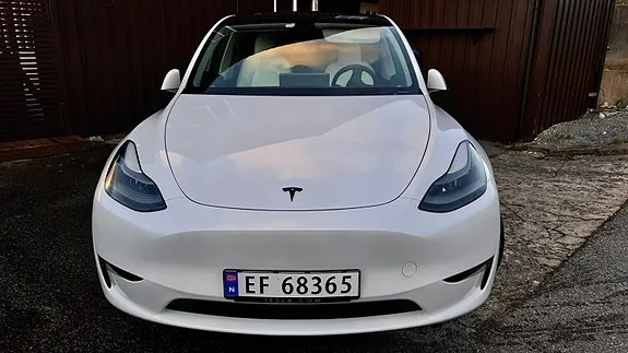 Tesla Model Y 2023 photo 2