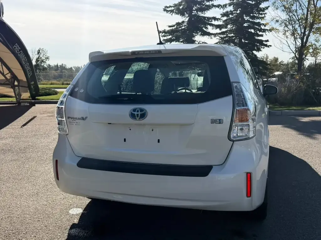 Toyota Prius V 2012 photo 3
