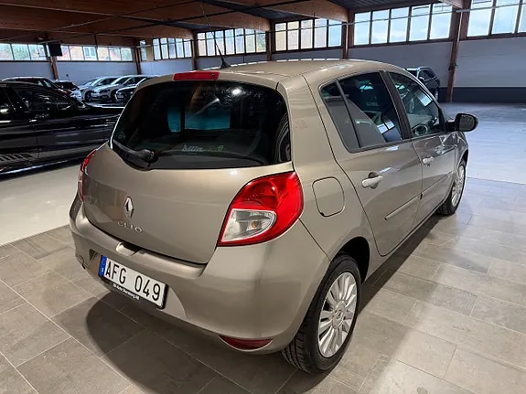Renault Clio 2010 photo 5