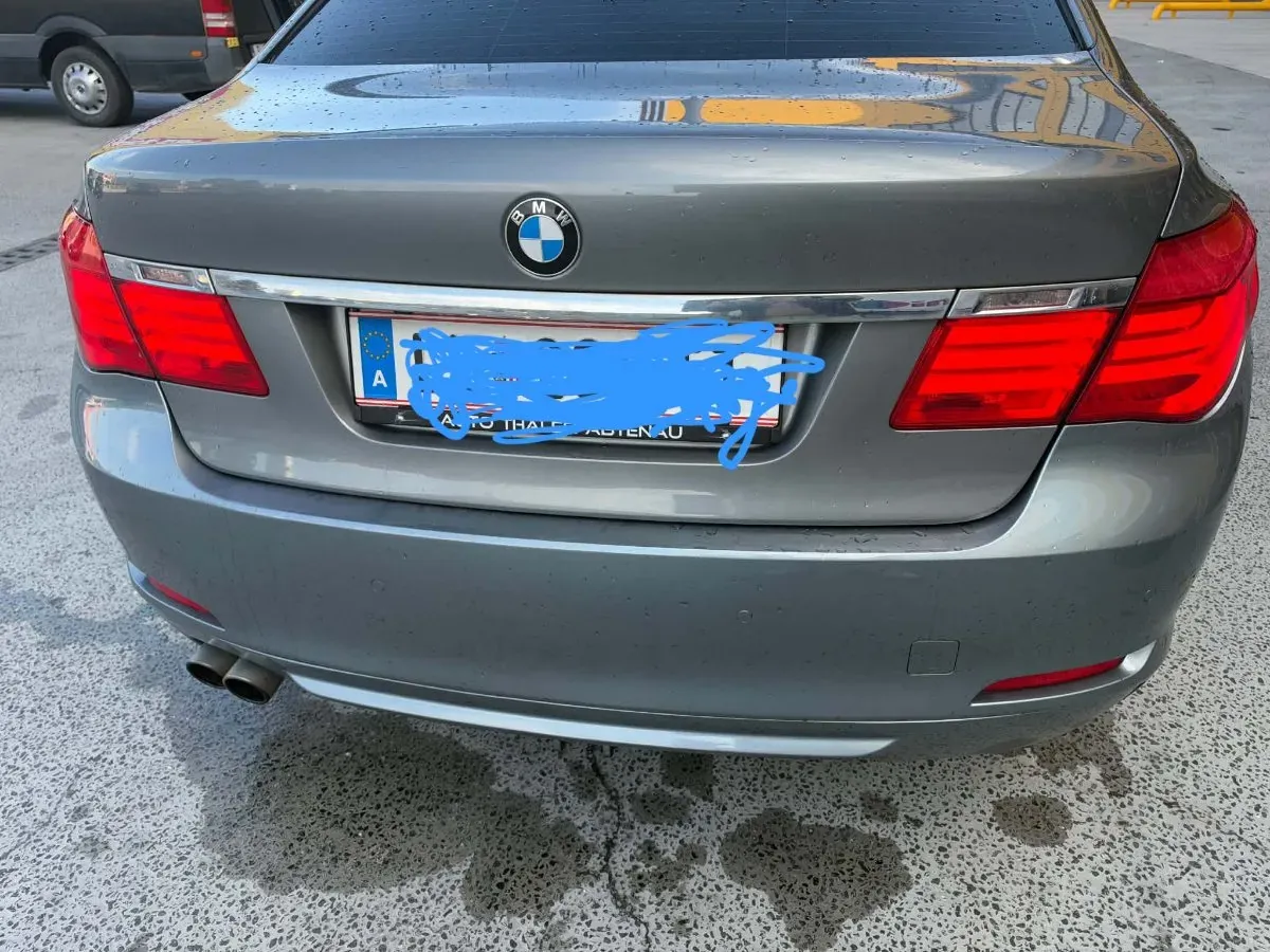 BMW 7 Series 2010 photo 2