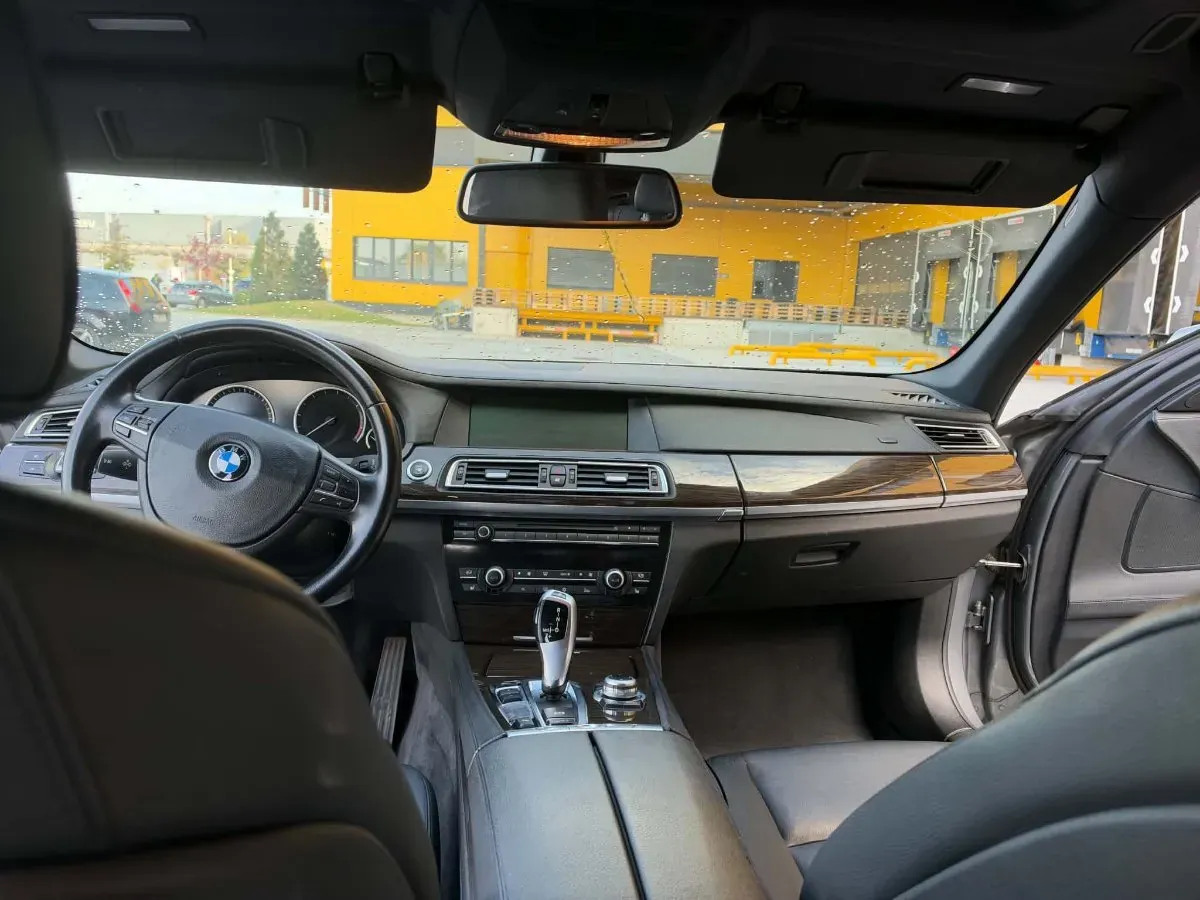BMW 7 Series 2010 photo 3