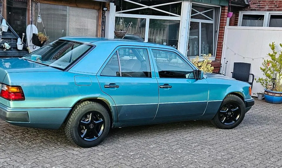 Mercedes-Benz 200E