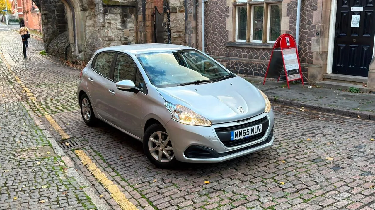 Peugeot 208 2015 photo 3