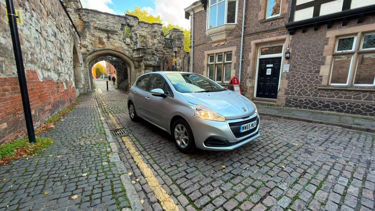 Peugeot 208 2015 photo 2