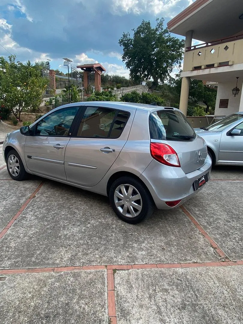Renault Clio 2010 photo 4