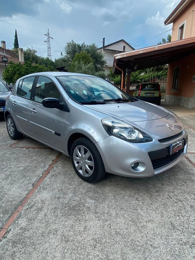 Renault Clio 2010 photo 2