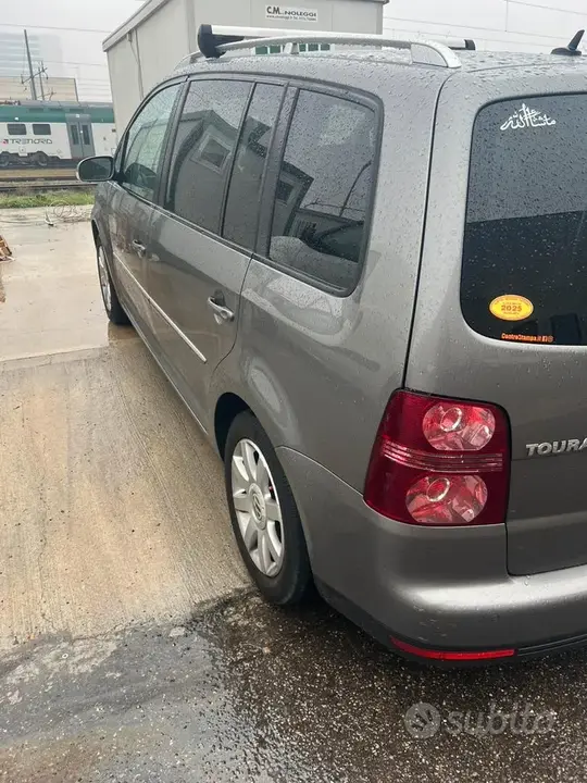 Volkswagen Touran 2010 photo 2