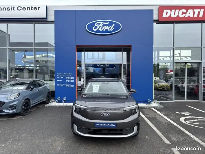 Ford Explorer 2025 photo 2