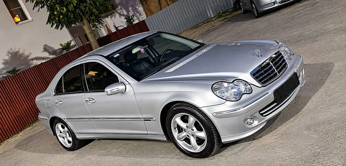 Mercedes-Benz C-Class 2005 photo 2