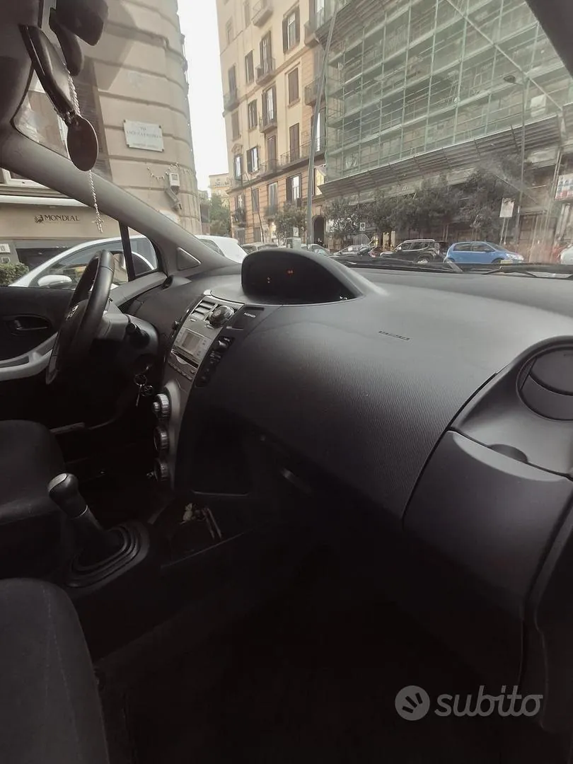 Toyota Yaris 2010 photo 3