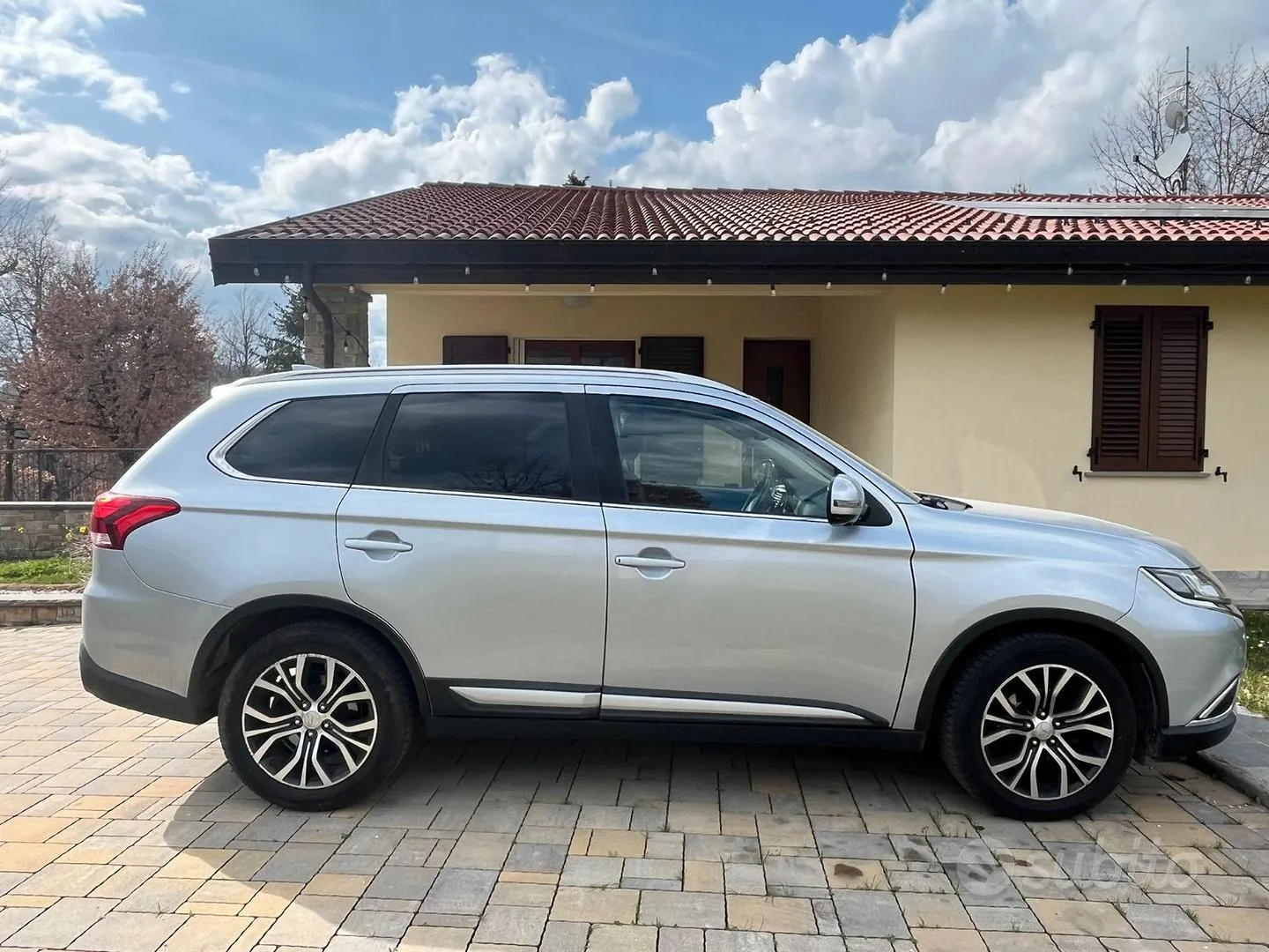 Mitsubishi Outlander 2017 photo 2