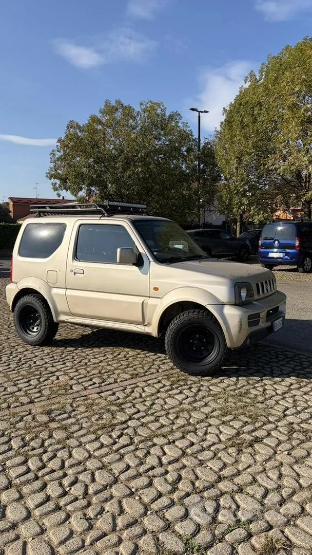 Suzuki Jimny 2010 photo 2