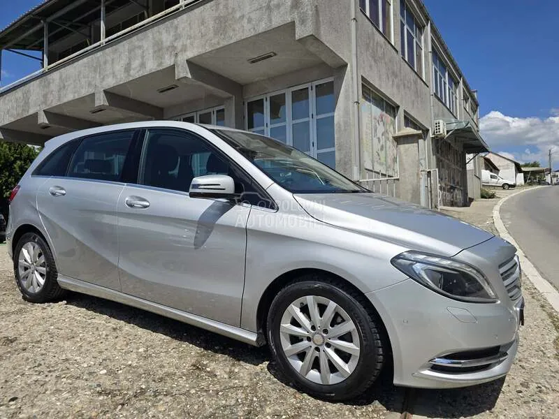 Mercedes-Benz B 200 2012 photo 2