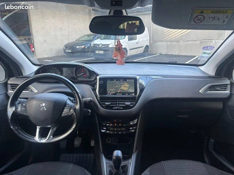 Peugeot 208 2019 photo 3