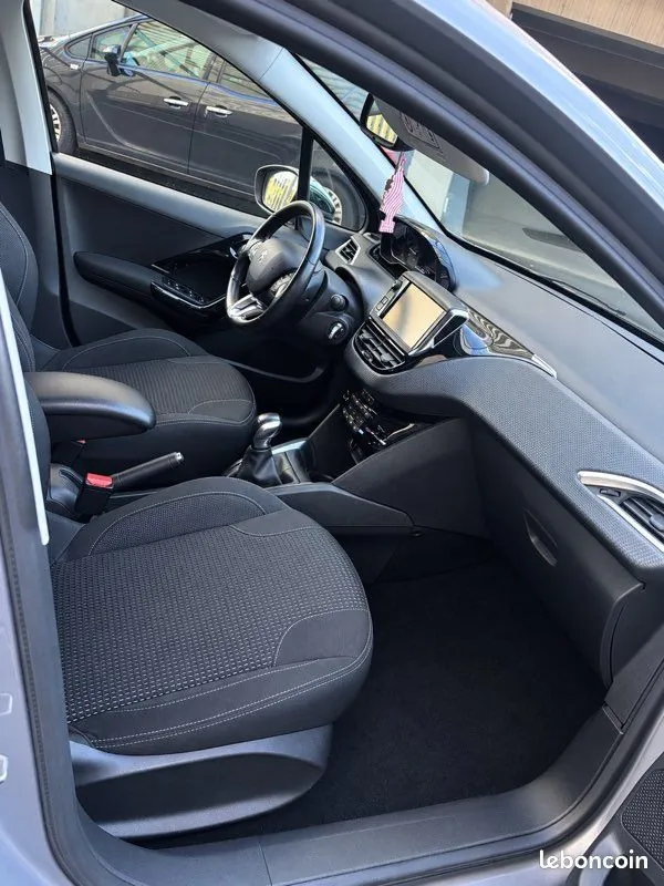 Peugeot 208 2019 photo 4
