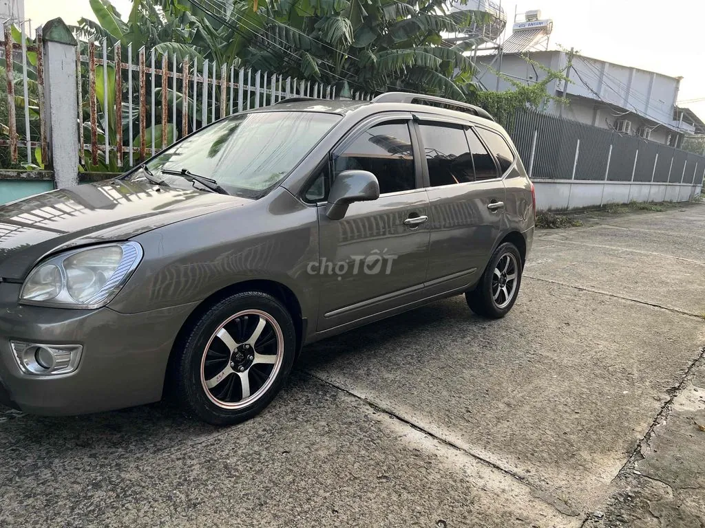 Kia Carens 2010 photo 2
